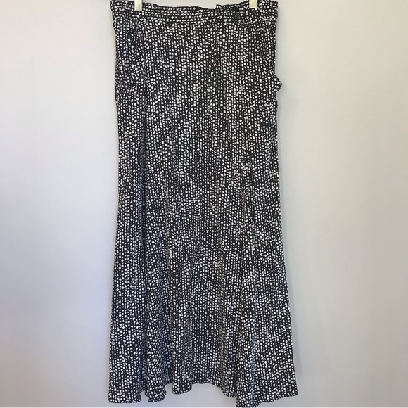 LIZ CLAIBORNE | Vintage 80’s Black MIDI Skirt w/ Cream Floral Spots - Picture 3 of 14